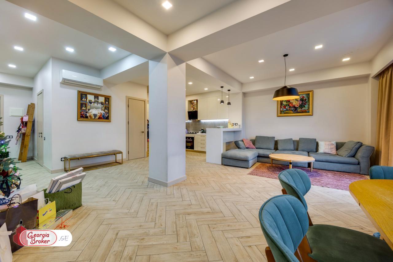 продается квартира с новым ремонтом 4-комнаты